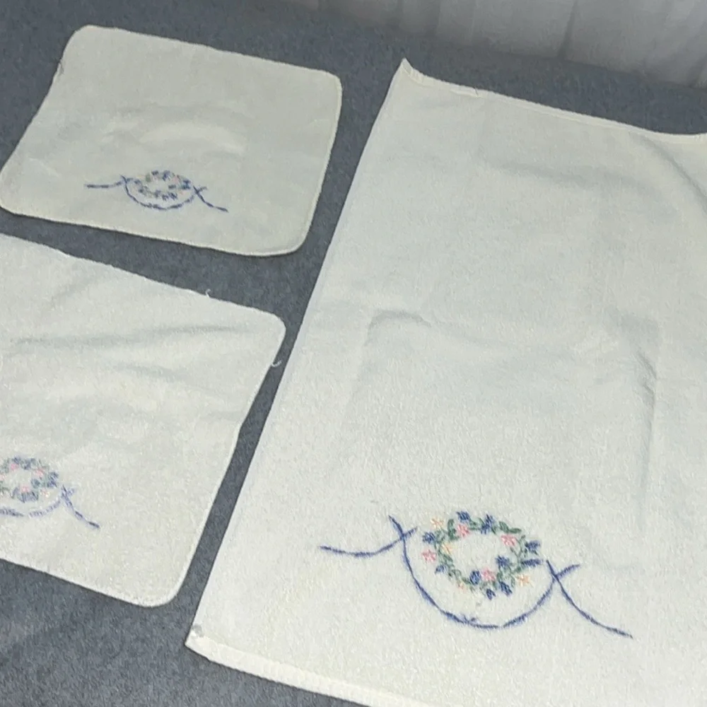 Ivory Floral Bath Towel Set Cottagecore Embroidered - Picture 4 of 8